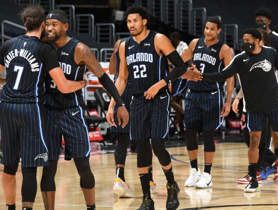 详解棒球规则中的“观众干预”对垒包推进的强制修正