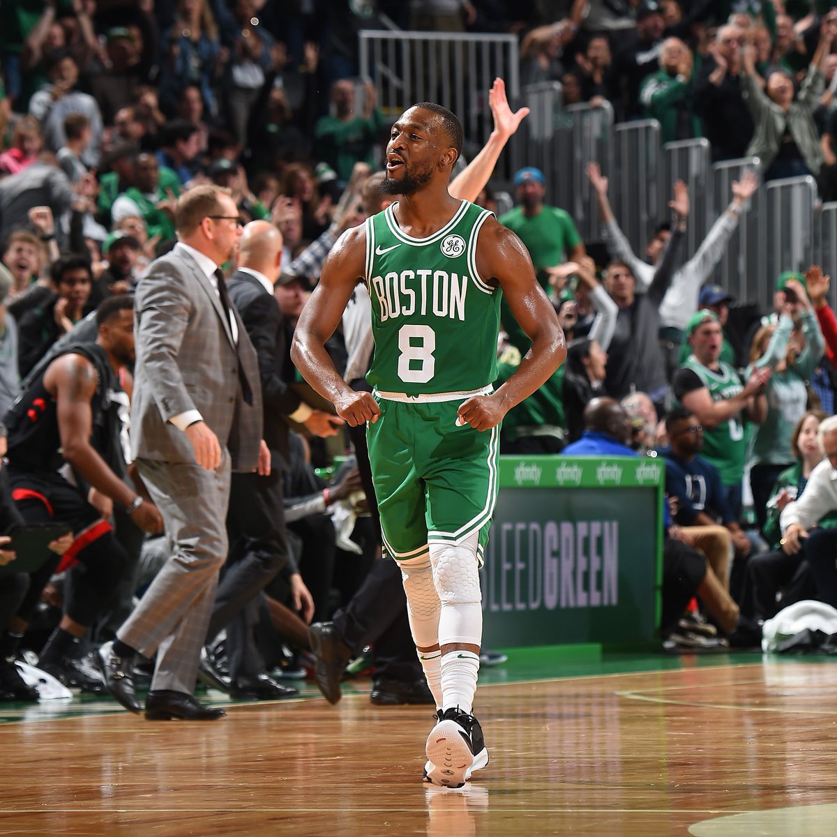 2015年4月：圣路易斯红雀队宣布王牌投手亚当·温赖特因跟腱断裂赛季报销。