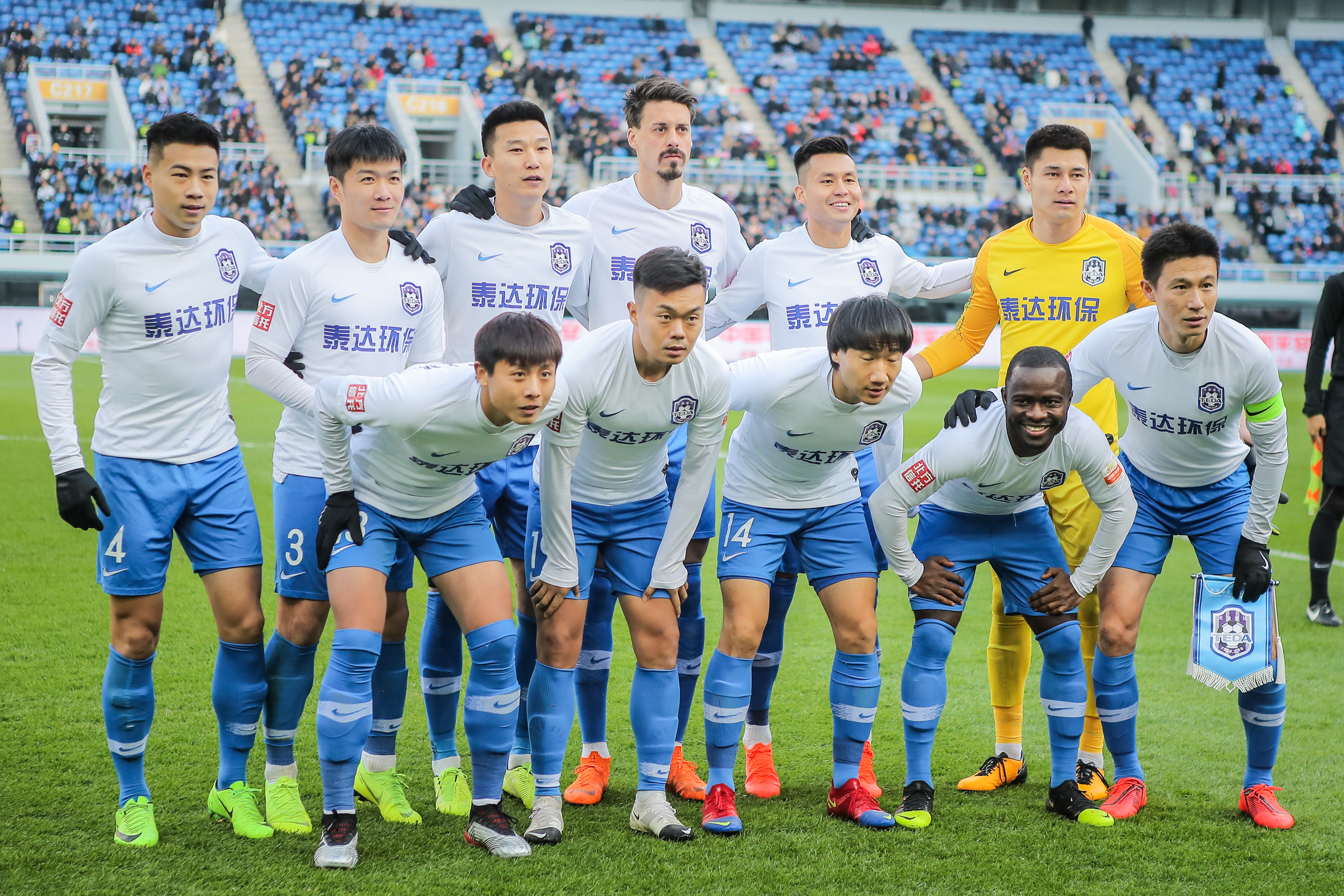 为什么棒球运动员在炎热的天气里依然选择穿着长袖长裤