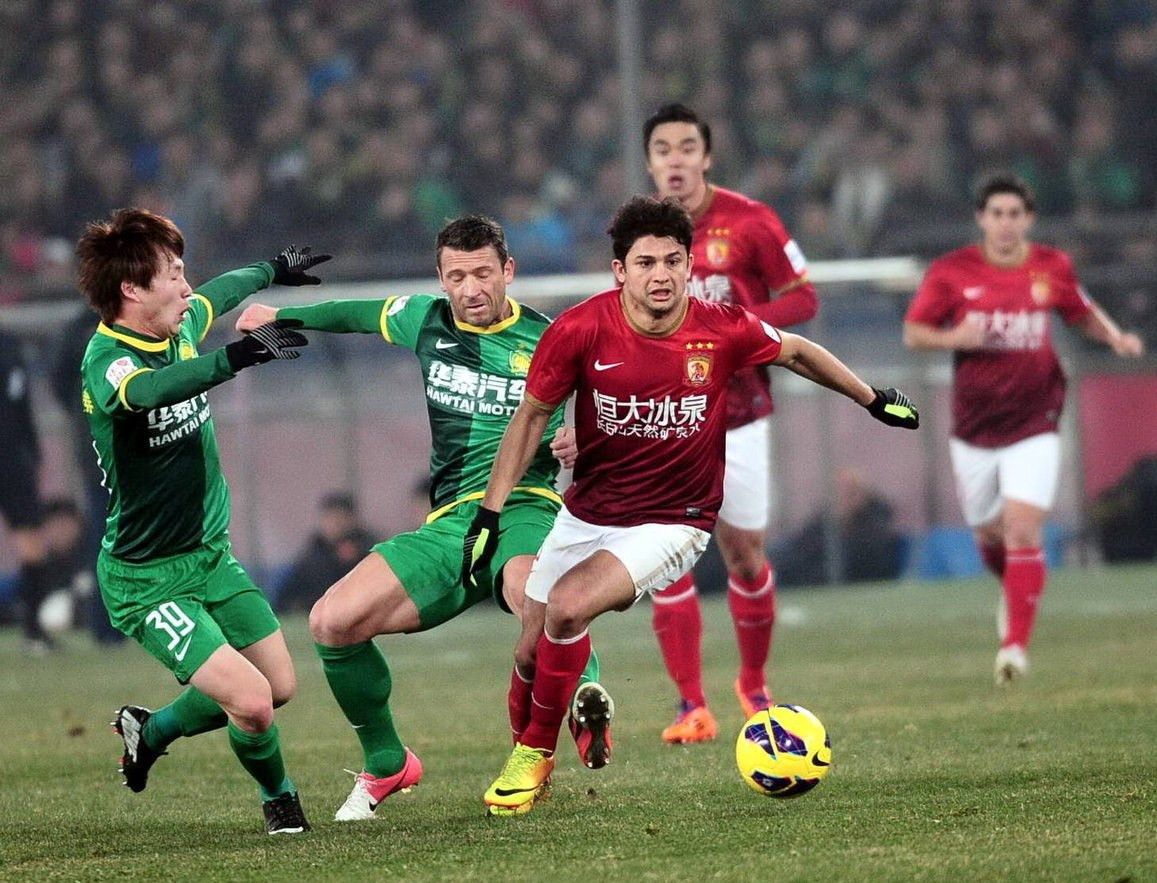 [德甲]沃尔夫斯堡队角球传中 阿穆拉头球破门