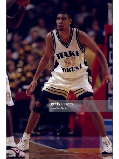 湖人险胜谁该进红榜？詹姆斯自我救赎并非头功，三内线各司其职